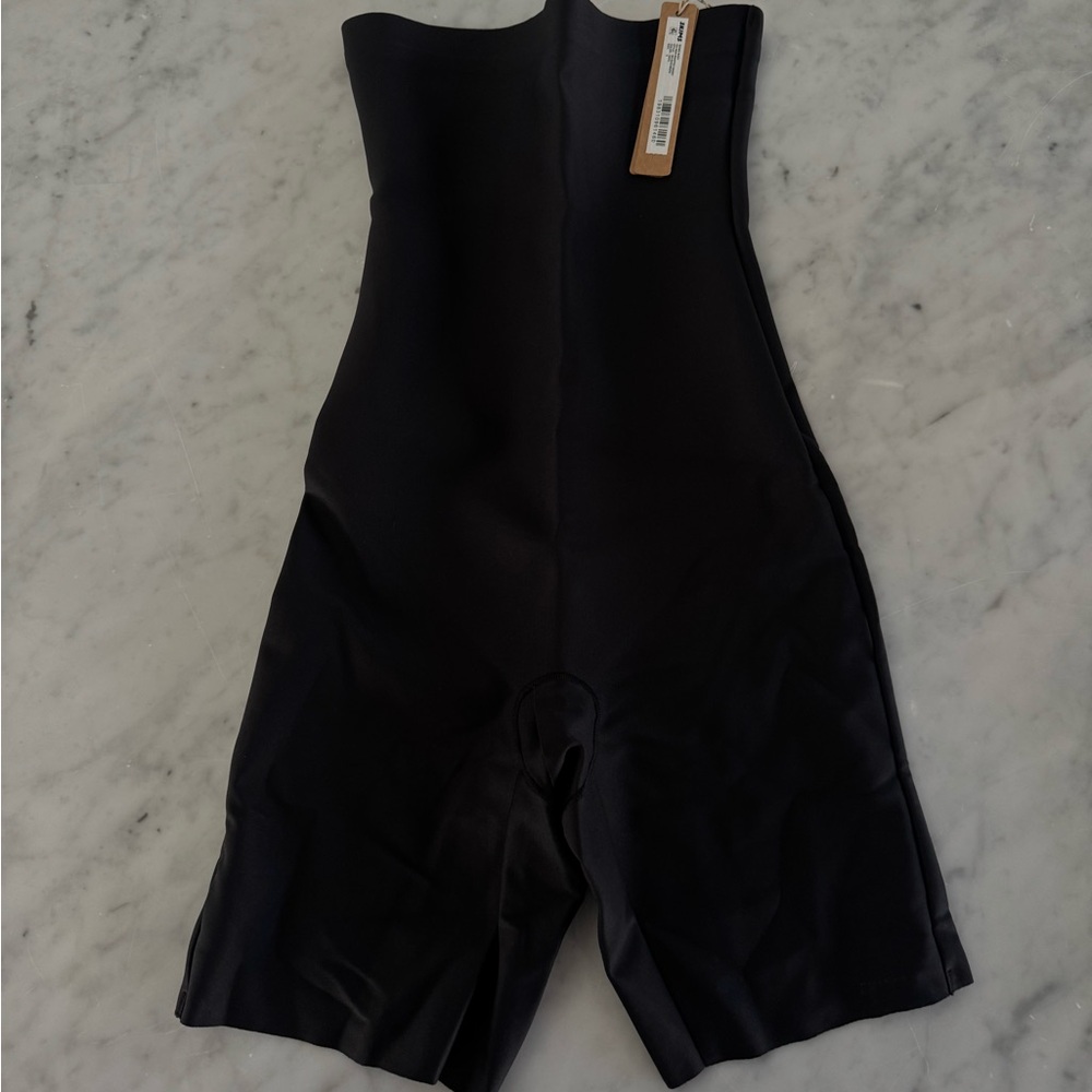 Skims body high waisted shorts - Picture 2 of 5